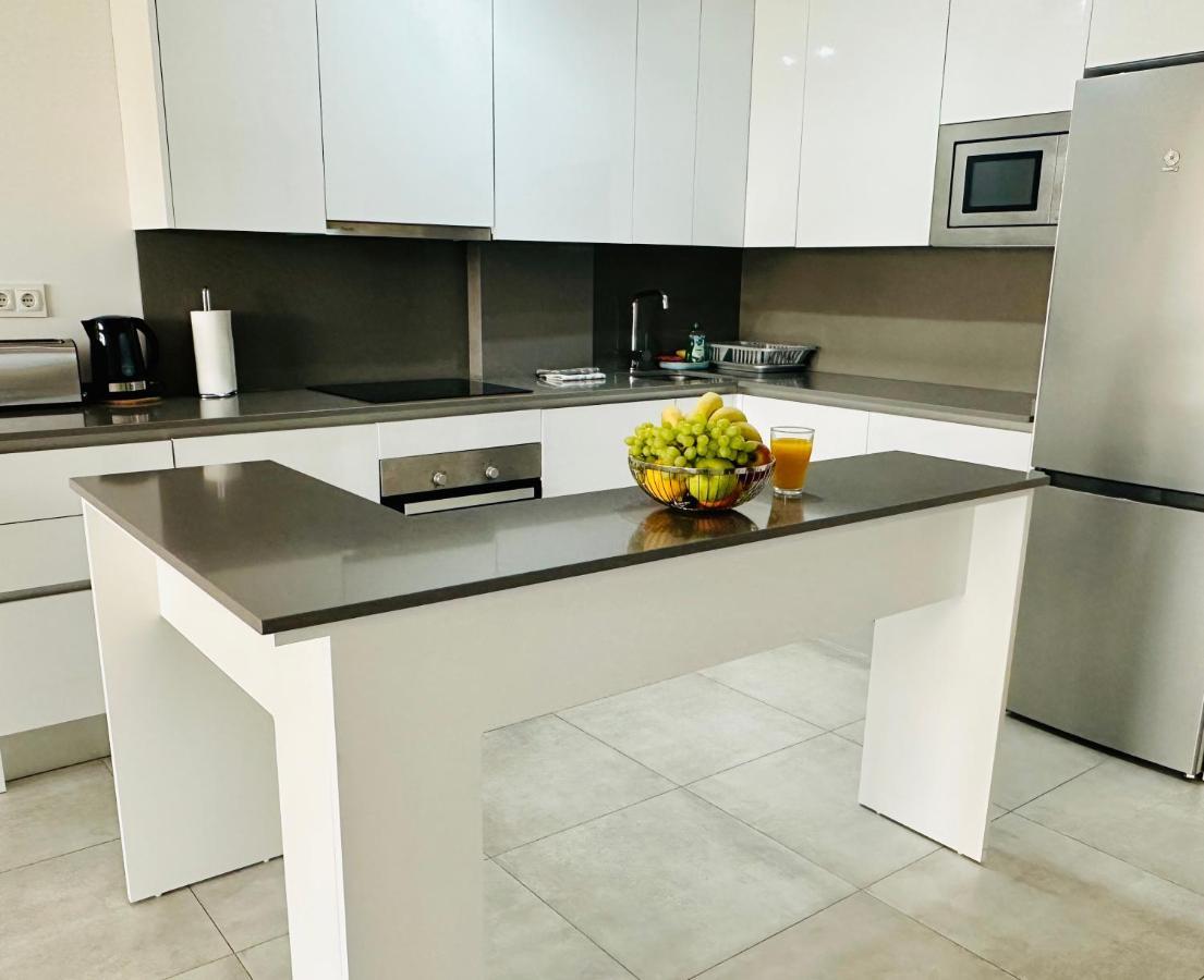2-Bedroom-Apartment With A Terrace, Pool, Gym مالقة المظهر الخارجي الصورة